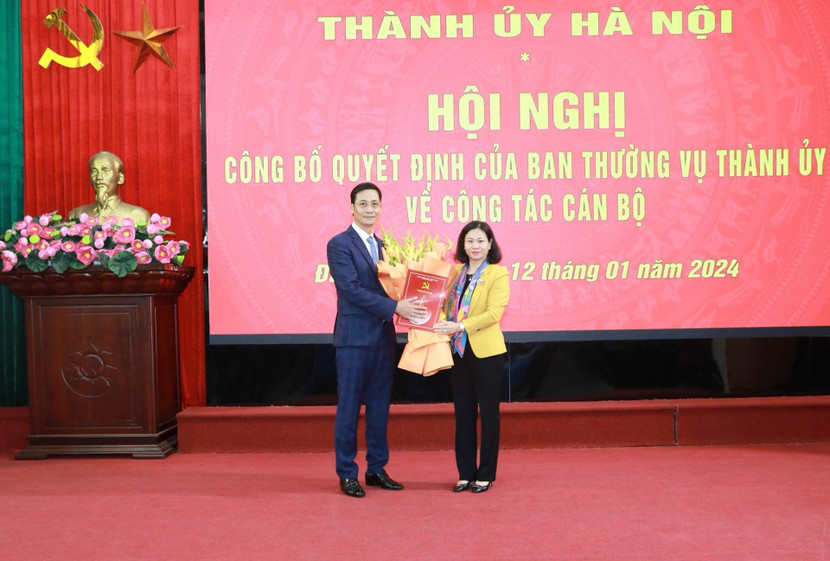 Phó Bí thư Thường trực Thành ủy Nguyễn Thị Tuyến trao quyết định cho đồng chí Lê Thanh Nam