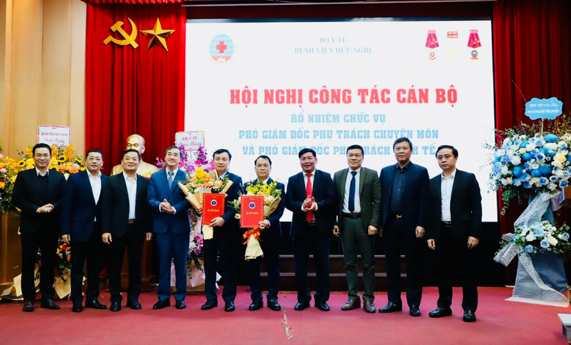 Thứ trưởng Bộ Y tế Trần Văn Thuấn trao Quyết định và chúc mừng 2 tân Phó giám đốc Bệnh viện Hữu Nghị