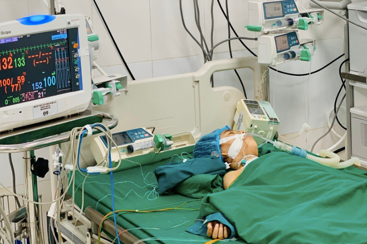 Một trong 3 trẻ tại thời điểm được cấp cứu tại bệnh viện