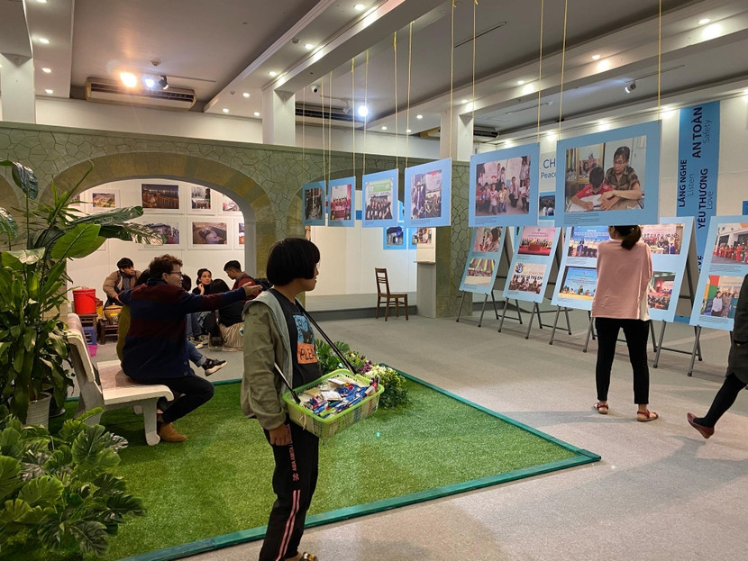 Thay vì được đi học, được vui chơi, các em nhỏ đường phố phải bươn chải mưu sinh kiếm sống từ rất sớm Thay vì được đi học, được vui chơi, các em nhỏ đường phố phải bươn chải mưu sinh kiếm sống từ rất sớm