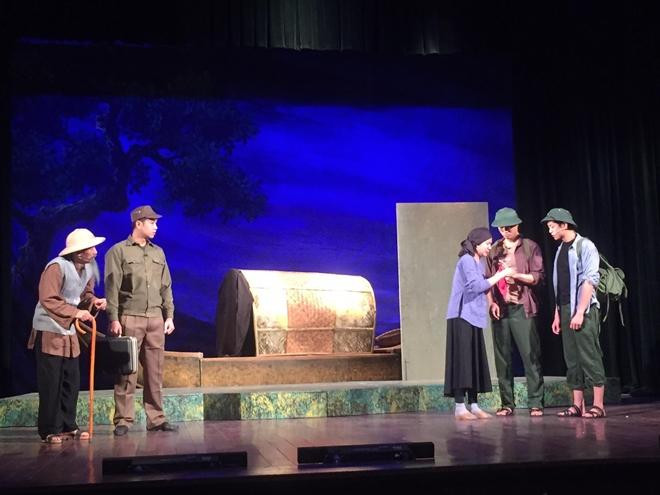 Một cảnh trong vở "Con đò của mẹ" của Nhà hát Công an nhân dân Một cảnh trong vở "Con đò của mẹ" của Nhà hát Công an nhân dân