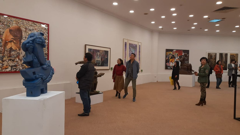 Triển lãm thu hút đông đảo người tham quan tới thưởng lãm tác phẩm