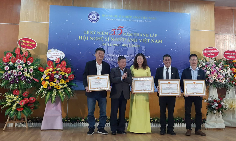 Ban Tổ chức trao tặng Bằng khen cho 4 đơn vị của Hội Nghệ sĩ Nhiếp ảnh vì những thành tích xuất sắc Ban Tổ chức trao tặng Bằng khen cho 4 đơn vị của Hội Nghệ sĩ Nhiếp ảnh vì những thành tích xuất sắc