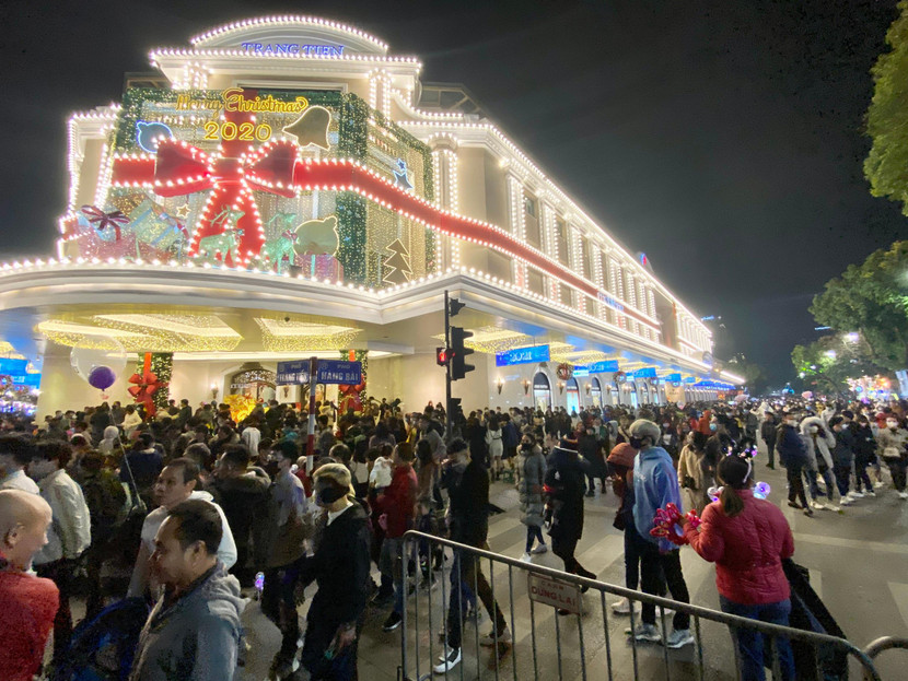 Dòng người đổ về Bờ Hồ tại khu vực Tràng Tiền