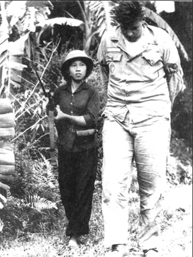 Bức ảnh nổi tiếng "O du kích" của nhà nhiếp ảnh Phan Thoan
