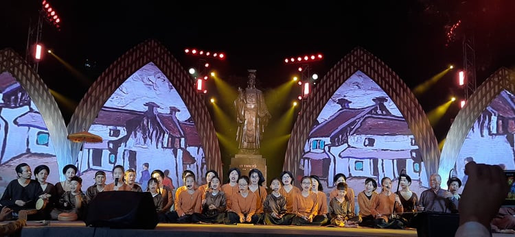 Tiết mục biểu diễn của các thành viên CLB truyền thống UNESCO Hà Nội