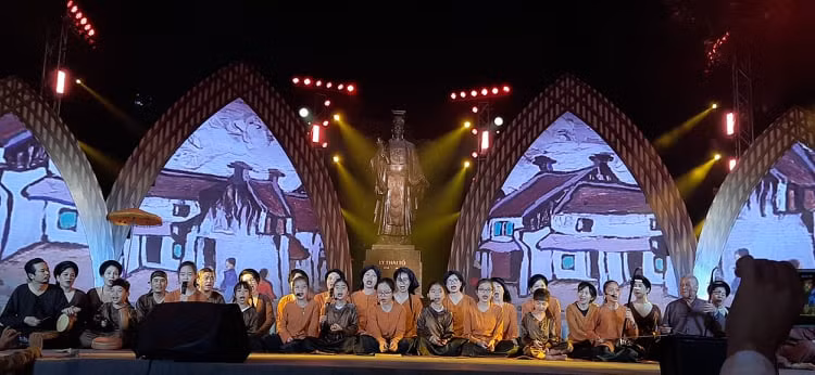 Tiết mục biểu diễn của các thành viên CLB truyền thống UNESCO Hà Nội