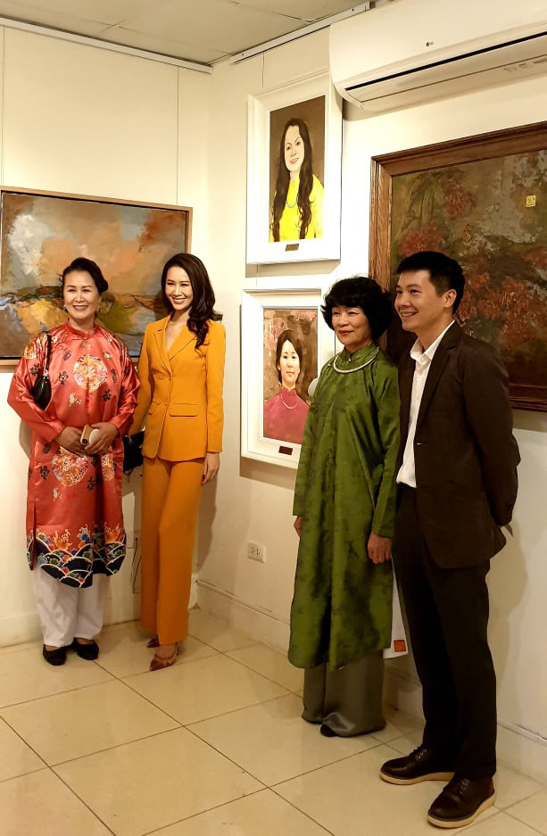 Hoa hậu Dương Thuỳ Linh cũng có mặt dự buổi lễ khai mạc và tham quan triển lãm.