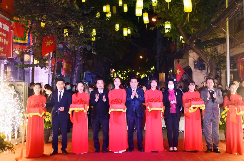 Bí thư Thành ủy Hà Nội Vương Đình Huệ và các đồng chí lãnh đạo thành phố cắt băng khai trương mở rộng không gian đi bộ phía Nam khu phố cổ Hà Nội kết nối phía Bắc khu vực hồ Hoàn Kiếm.