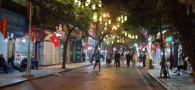 Phố Hàng Bạc trong ngày triển khai mở rộng không gian phố đi bộ Hồ Gươm