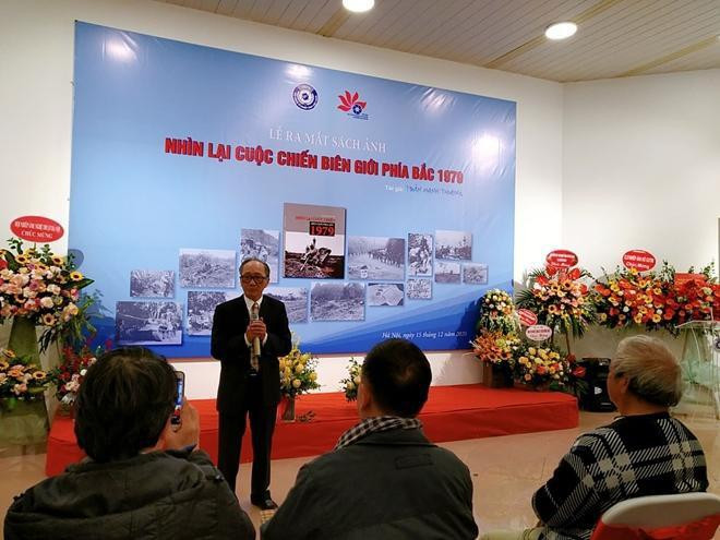 Nhà nhiếp ảnh Trần Mạnh Thường tại buổi ra mắt cuốn sách Nhà nhiếp ảnh Trần Mạnh Thường tại buổi ra mắt cuốn sách