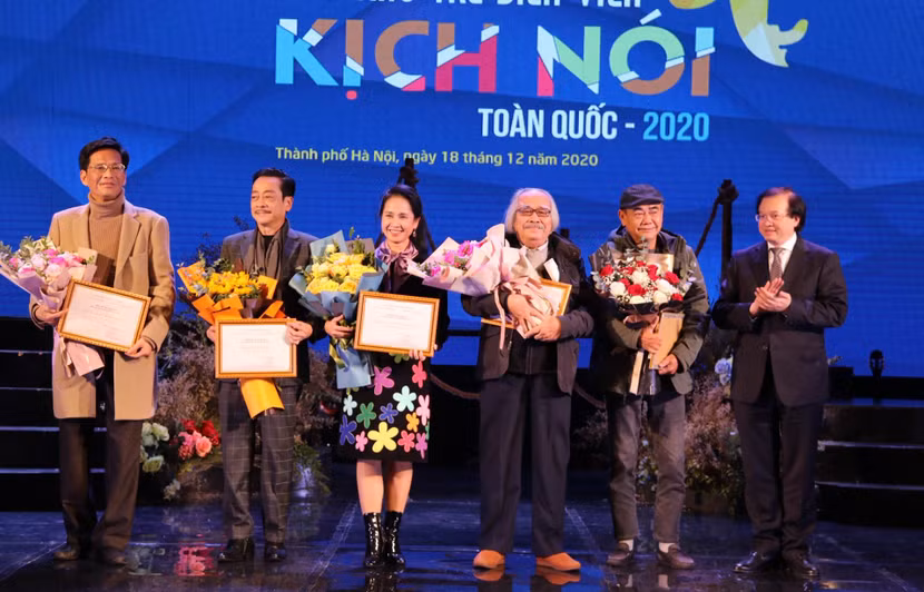 Ban giám khảo cuộc thi