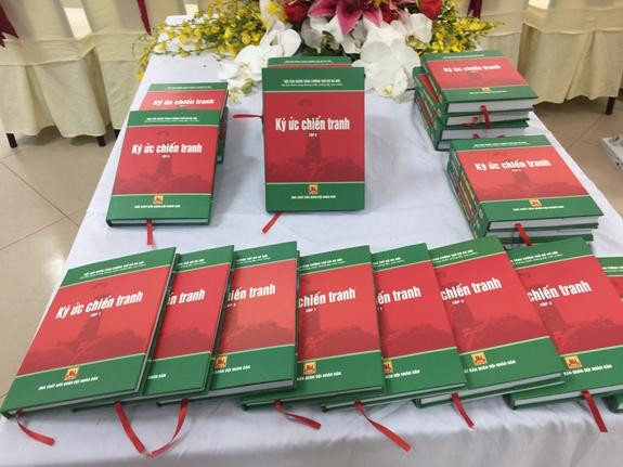 Bộ sách "Ký ức chiến tranh" gồm 5 tập Bộ sách "Ký ức chiến tranh" gồm 5 tập