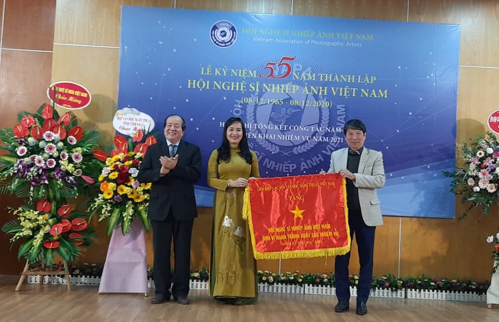 Nhà thơ Hữu Thỉnh, Chủ tịch LH các hội VHNT Việt Nam trao cờ Thi đua cho Hội Nghệ sĩ Nhiếp ảnh Việt Nam Nhà thơ Hữu Thỉnh, Chủ tịch LH các hội VHNT Việt Nam trao cờ Thi đua cho Hội Nghệ sĩ Nhiếp ảnh Việt Nam