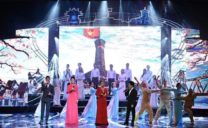 Nhiều chương trình nghệ thuật chào đón năm mới. Nhiều chương trình nghệ thuật chào đón năm mới.