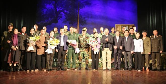 Đại tướng Tô Lâm, Ủy viên Bộ Chính trị, Bộ trưởng Bộ Công an chúc mừng các nghệ sĩ Nhà hát CAND
