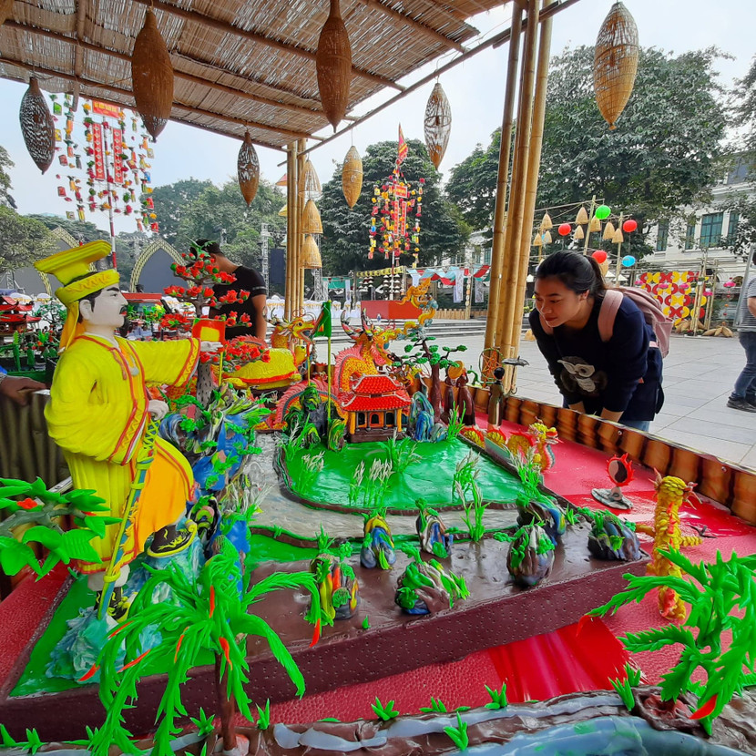 Một bạn trẻ đang chăm chú xem tiểu cảnh về lịch sử Hà Nội do các nghệ nhân làng nghề tò he Xuân La thực hiện Một bạn trẻ đang chăm chú xem tiểu cảnh về lịch sử Hà Nội do các nghệ nhân làng nghề tò he Xuân La thực hiện