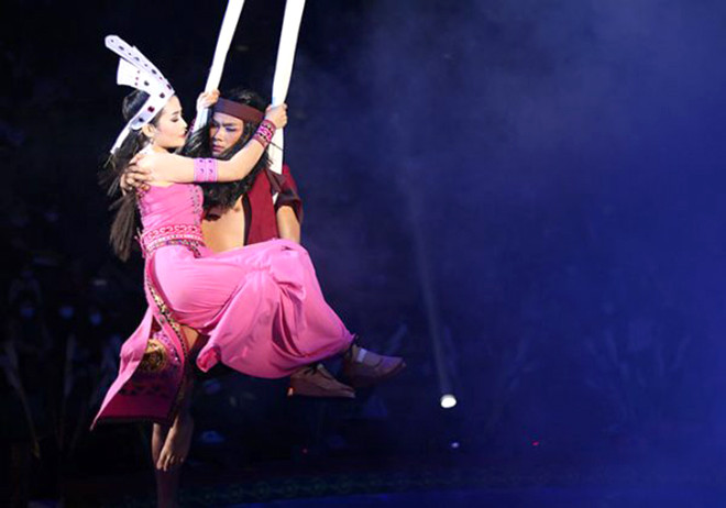 Cặp diễn viên cải lương đóng vai Chử Đồng Tử-Tiên Dung bay lượn trên không trung như diễn viên xiếc