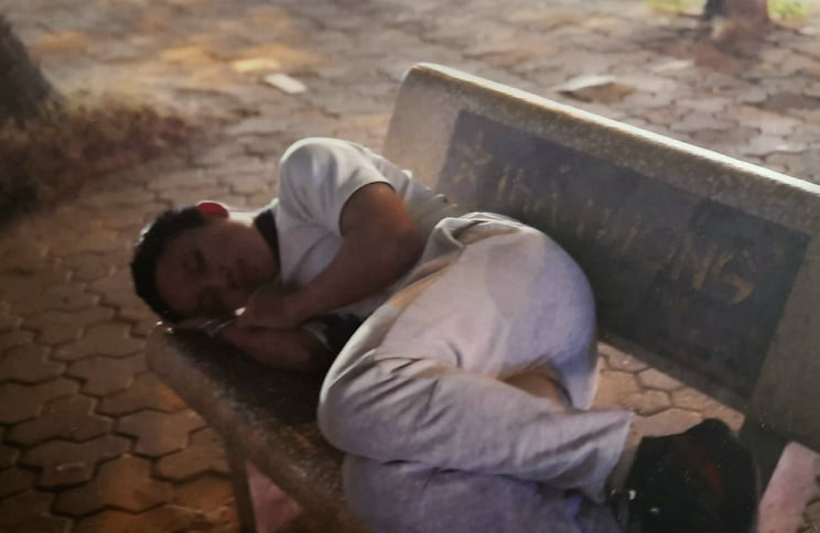 Chiếc ghế đá này là nơi em ngủ qua đêm nếu không về ngủ ở bốt bảo vệ trên đường Thụy Khuê Chiếc ghế đá này là nơi em ngủ qua đêm nếu không về ngủ ở bốt bảo vệ trên đường Thụy Khuê