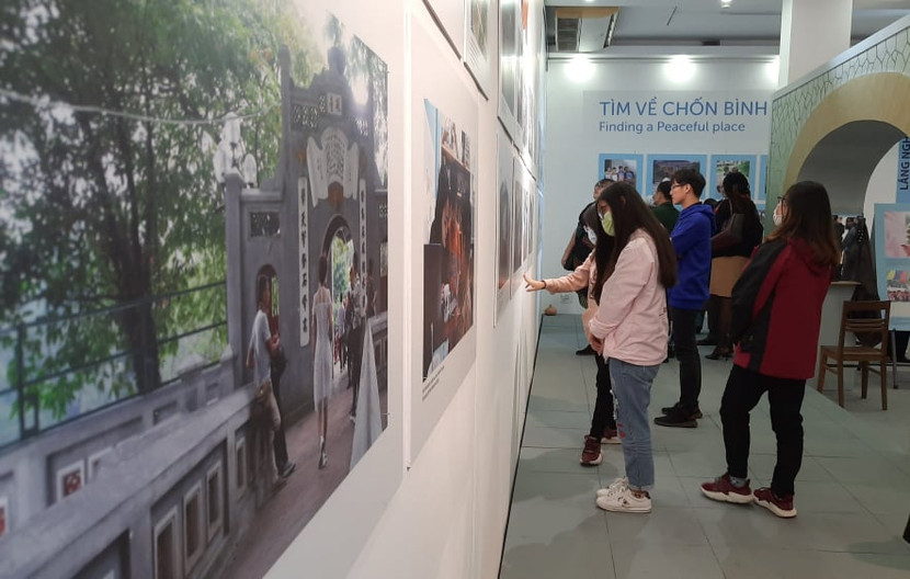 Du khách tham quan triển lãm Du khách tham quan triển lãm