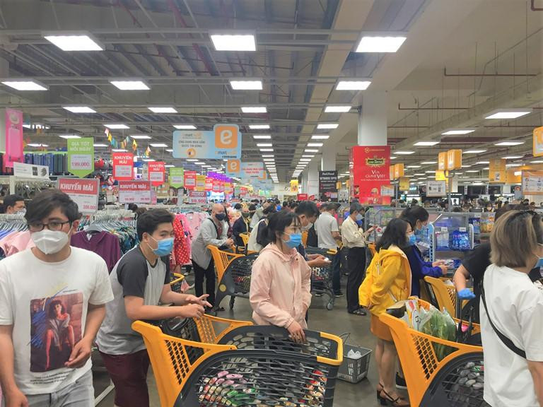 Người dân đổ đi mua hàng tích trữ khiến hàng hóa thiếu cục bộ