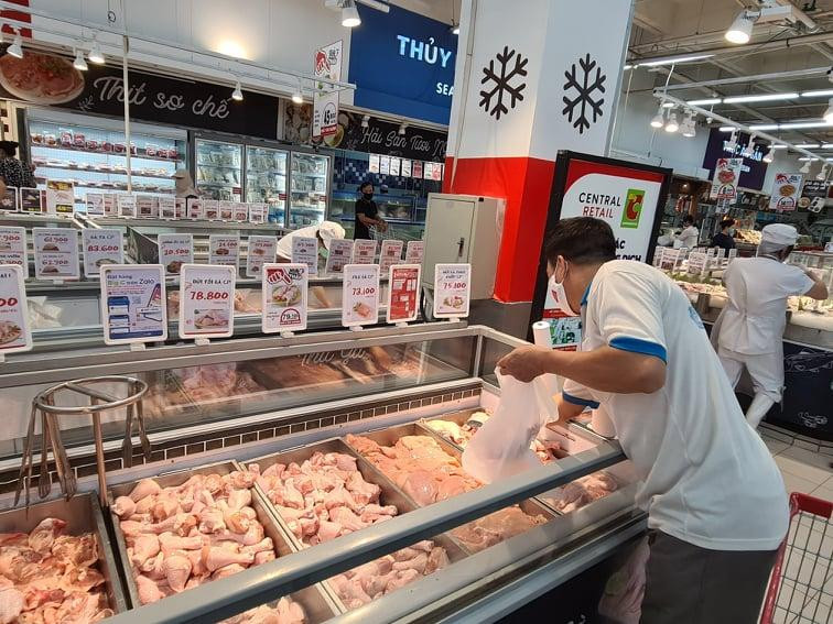 Hàng hóa tại siêu thị phong phú, nhiều mặt hàng còn được khuyến mại sâu