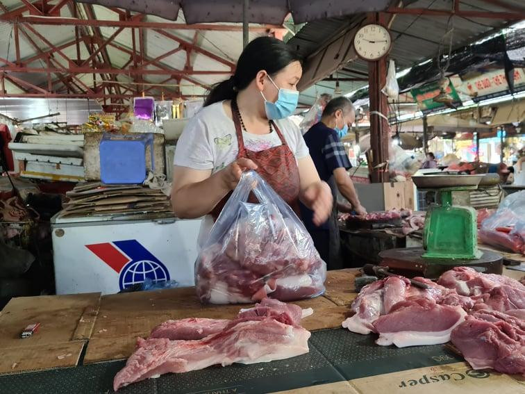 Người dân mua rất nhiều thịt về dự trữ, chưa 8h sáng nhiều hàng thịt đã bán hết Người dân mua rất nhiều thịt về dự trữ, chưa 8h sáng nhiều hàng thịt đã bán hết