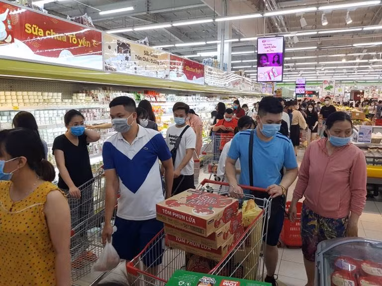 Người dân mua đầy xe hàng tại siêu thị Big C Thăng Long