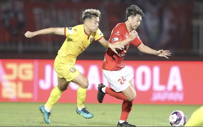 Lee Nguyễn (phải) ra sân chỉ sau 2 buổi tập cùng TP.HCM