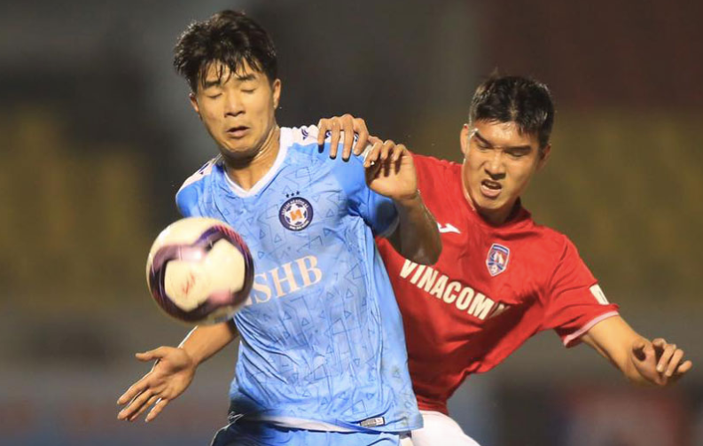 Cầu thủ Đà Nẵng (trái) vừa phải xét nghiệm Covid-19 do từng đến Quảng Ninh thi đấu hôm 24-1