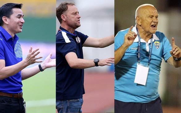 Từ trái qua: HLV Kiatisak, HLV Polking, HLV Petrovic Từ trái qua: HLV Kiatisak, HLV Polking, HLV Petrovic