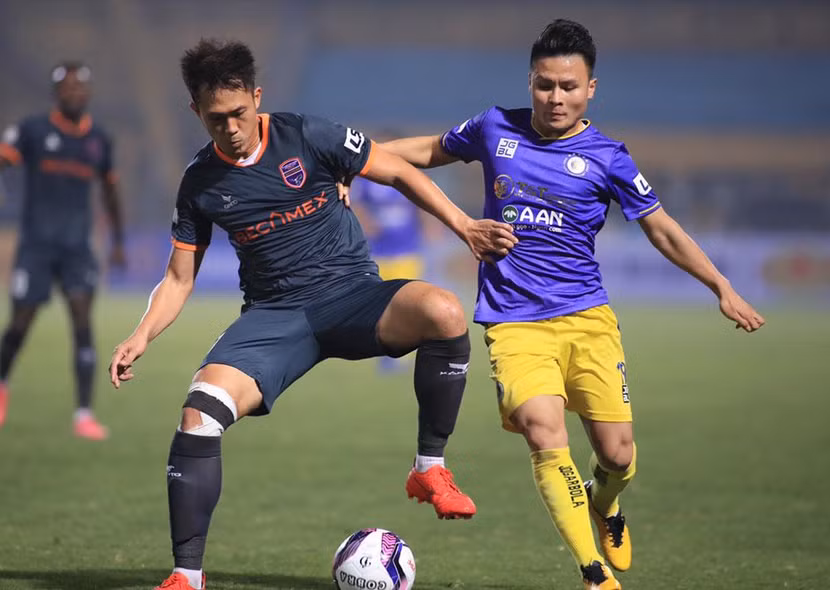 Tham vọng vô địch của Hà Nội FC (phải) đang bị đặt dấu hỏi sau 2 trận thua liên tiếp