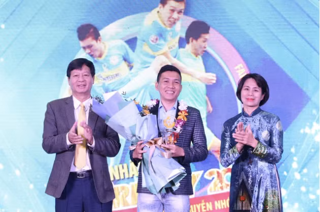 Cầu thủ futsal Nugyễn Nhớ nhận giải Fair-play bóng đá Việt Nam 2020 (Ảnh BTC)