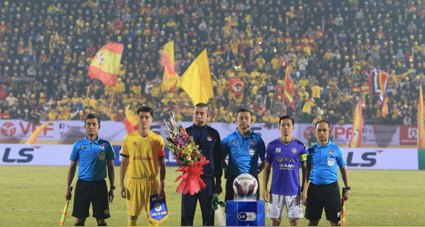 Sân Thiên Trường ken đặc khán giả trong trận khai mạc V-League 2021