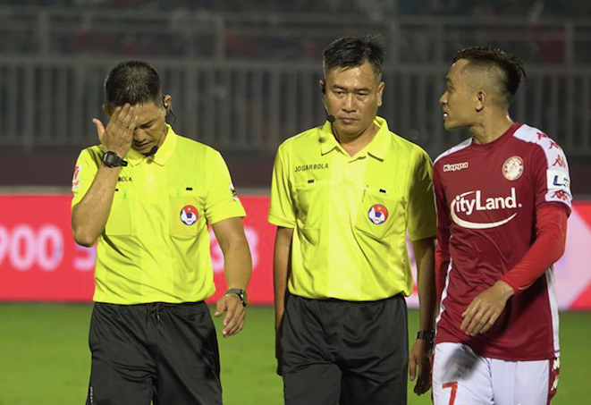 Trọng tài đối mặt nhiều áp lực ở mùa 2021 Trọng tài đối mặt nhiều áp lực ở mùa 2021