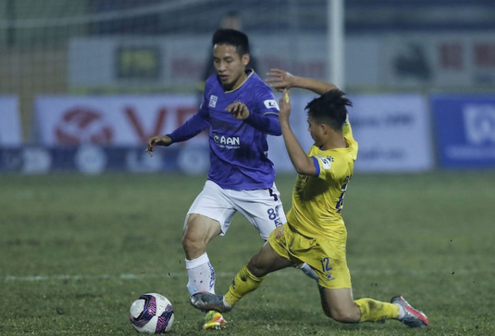 Cú vào bóng thô bạo của Văn Trường nhắm vào Hùng Dũng