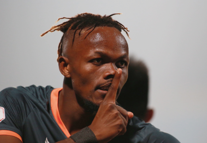 Mansaray ra hiệu ám chỉ "hãy ngậm miệng" nhắm vào các phóng viên sau khi ghi bàn ở vòng 2