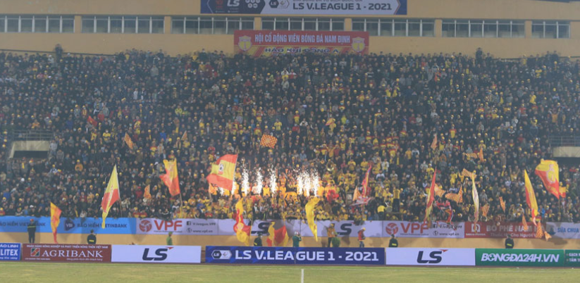 Khán đài V-League đầy ắp khán giả trong bối cảnh nhiều giải trên thế giới phải hoãn, huỷ vì Covid-19