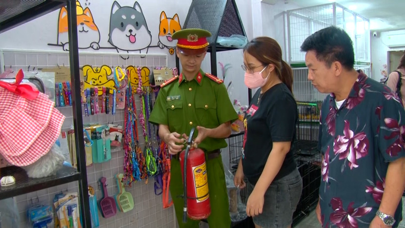 Lực lượng công an kiểm tra các cơ sở cơ sở, nhà dân xung quanh nơi tổ chức các hoạt động kỷ niệm và dọc tuyến đường di chuyển diễu binh, diễu hành