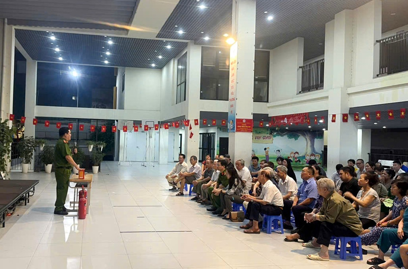 Công tác tuyên truyền cho các cơ sở dọc tuyến đường được lực lượng cảnh sát PCCC tập trung thực hiện