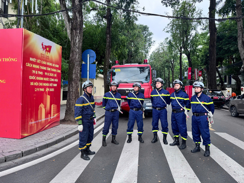 Lực lượng Cảnh sát PCCC ứng trực trên tuyến đường diễn ra diễu binh, diễu hành