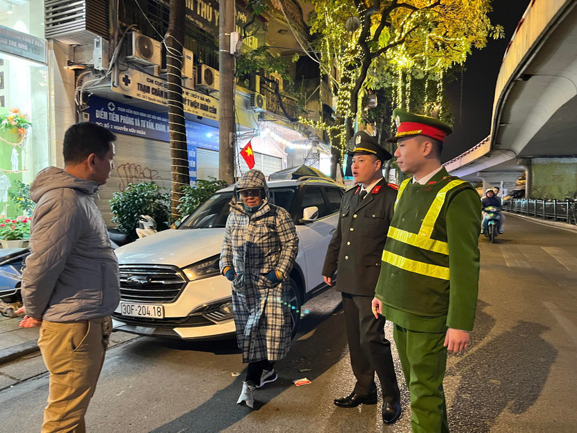 Các trường hợp chèo kéo, "vẫy khách" gửi xe đều không phải người sống quanh khu vực mà chỉ nhận việc để kiếm thêm thu nhập Các trường hợp chèo kéo, "vẫy khách" gửi xe đều không phải người sống quanh khu vực mà chỉ nhận việc để kiếm thêm thu nhập