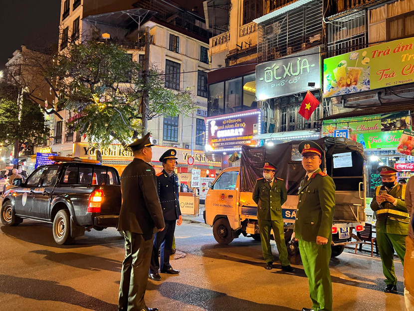 Lực lượng liên ngành kiểm tra, xử lý trên phố Trần Nhật Duật Lực lượng liên ngành kiểm tra, xử lý trên phố Trần Nhật Duật