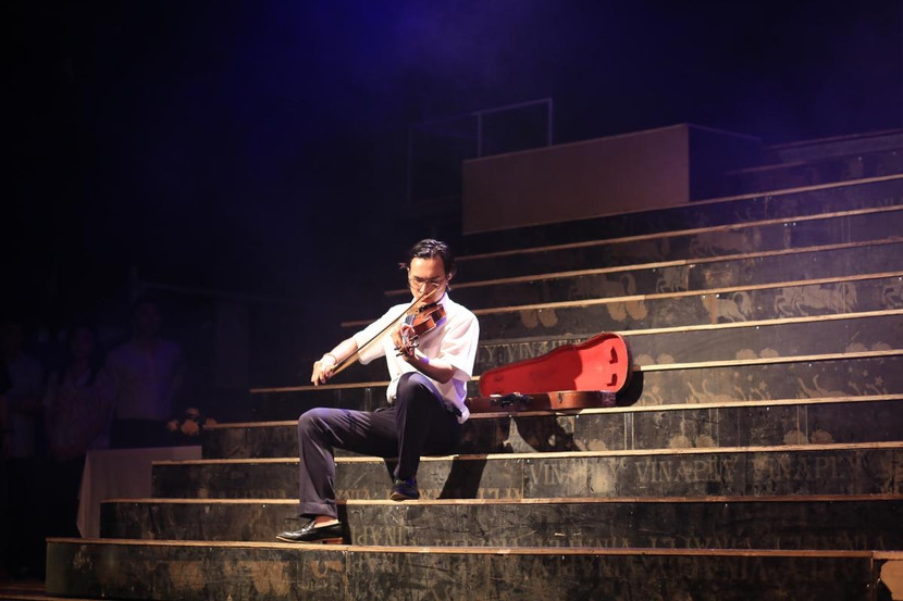 Khoa-nhân vật trong vở "Sóng" được lấy từ nguyên mẫu là nghệ sĩ violon Lưu Tuấn Khoa-nhân vật trong vở "Sóng" được lấy từ nguyên mẫu là nghệ sĩ violon Lưu Tuấn