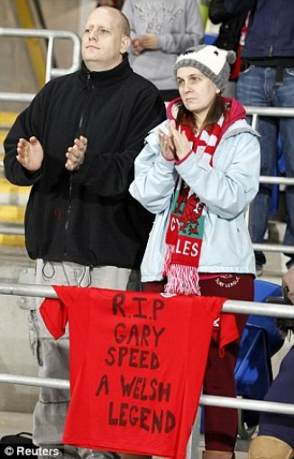 Đội bóng xứ Wale tưởng nhớ Speed trước trận đấu ảnh 7