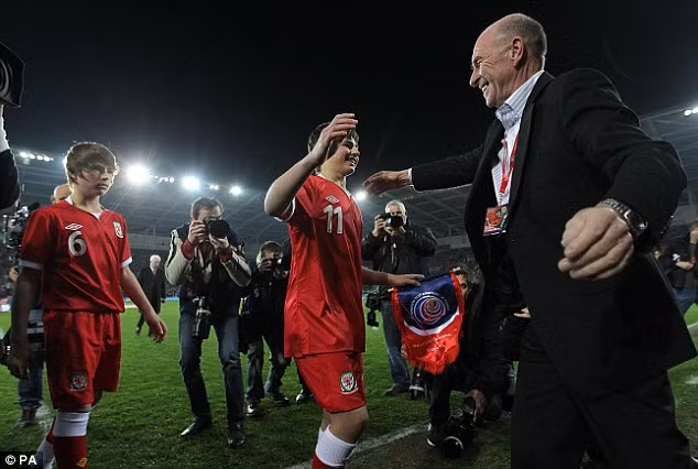 Đội bóng xứ Wale tưởng nhớ Speed trước trận đấu ảnh 5