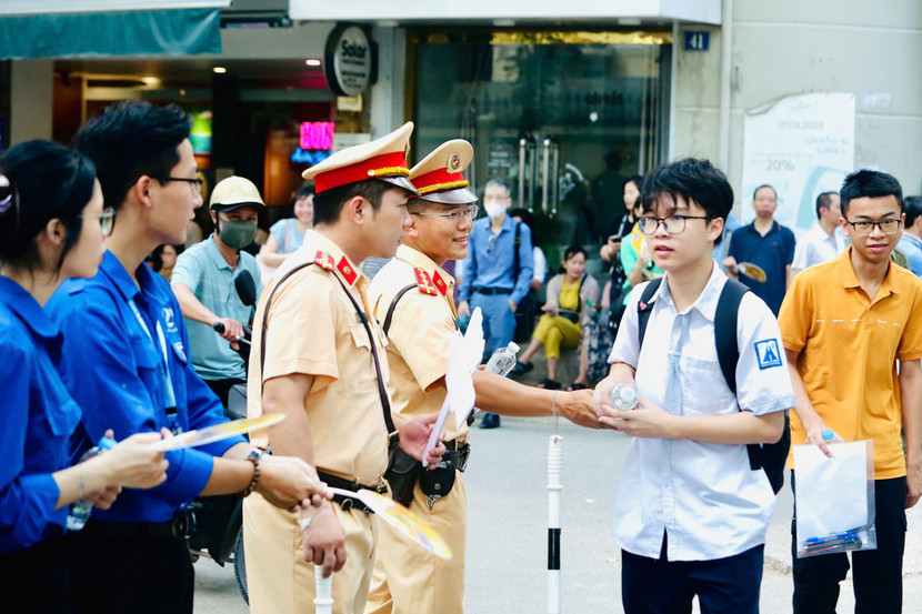 hàng ngàn sự động viên thi tốt gửi đến các sĩ tử