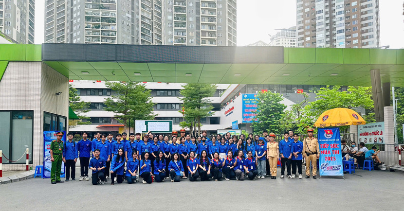 "Khối tiếp sức mùa thi" có mặt từ sớm động viên sĩ tử "vượt vũ môn"