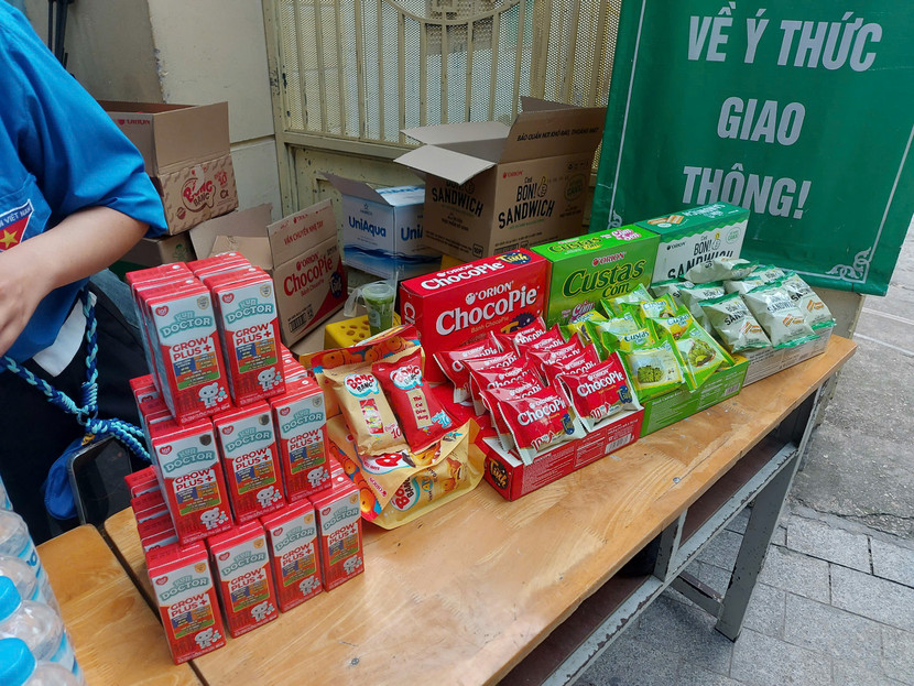 phục vụ từ nước, bánh ngọt đến sữa, không để ai bị... đói