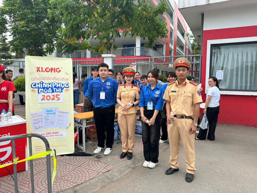 Luôn sẵn sàng với nụ cười, tiếp sức mỗi thí sinh trước kỳ thi quan trọng